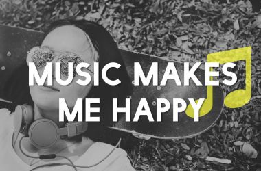 kaykay üzerinde yatan kadın 