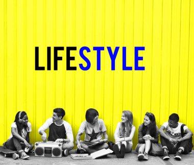  katta oturan çok ırklı gençler