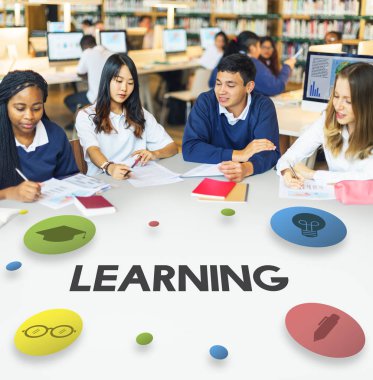 Çalışma ve masada okuyan öğrenciler