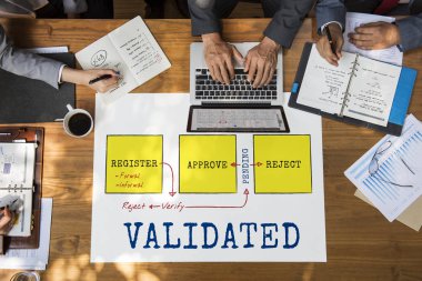 Eller iş adamları tablo üzerinde 