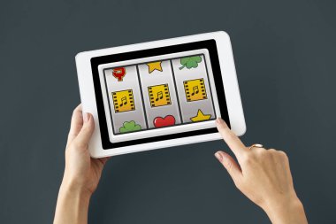 kişi holding dijital tablet