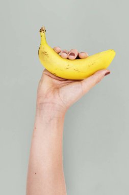 insan eli holding muz