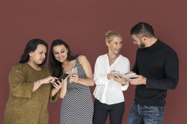 konuşmak ve akıllı telefonlar kullanarak çok ırklı insanlar