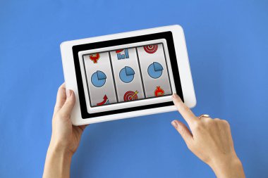 kişi holding dijital tablet