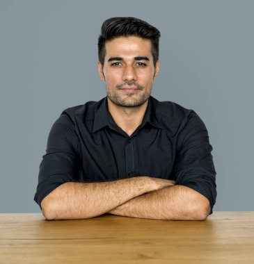 Yakışıklı genç adam.