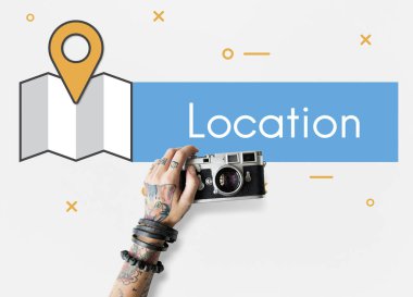 Dövmeli kişi holding kamera