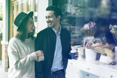 Çiftler birlikte vakit geçiriyorlar. 