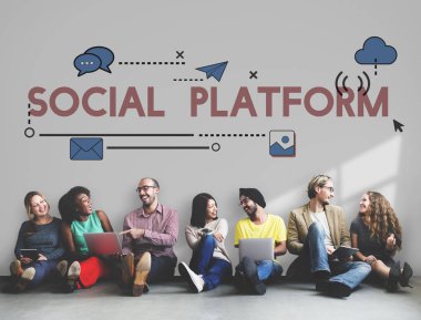 çeşitlilik arkadaşlar duvara yakın oturur