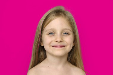 Çıplak göğüs gülümseyen kız