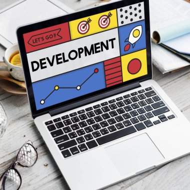 ahşap masa üstünde açılan laptop