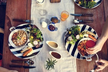 Çift kahvaltını kafede yapıyor.