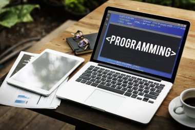 ahşap masa üstünde açılan laptop