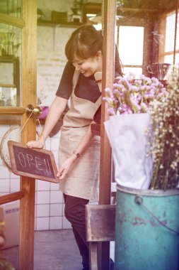 kadın kapıya açık işaret asılı 