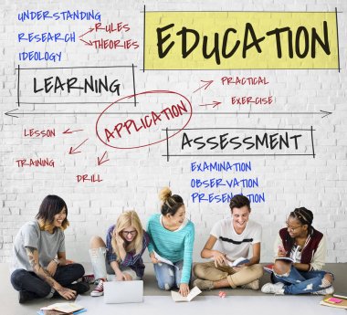 öğrenciler proje üzerinde birlikte çalışma