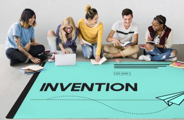 öğrenciler proje üzerinde birlikte çalışma