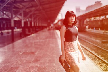 tren istasyonunda güzel Asyalı kadın