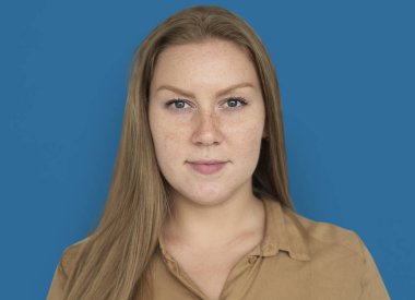 kadın stüdyoda poz