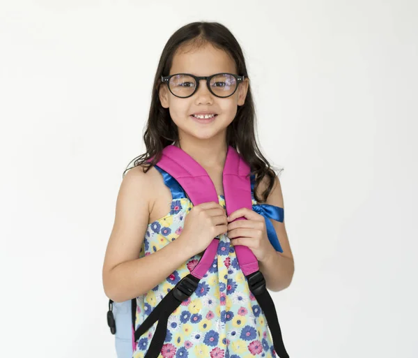 Маленька школярка позує з рюкзаком — стокове фото