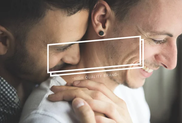 Abbracciando giovane coppia omosessuale — Foto Stock