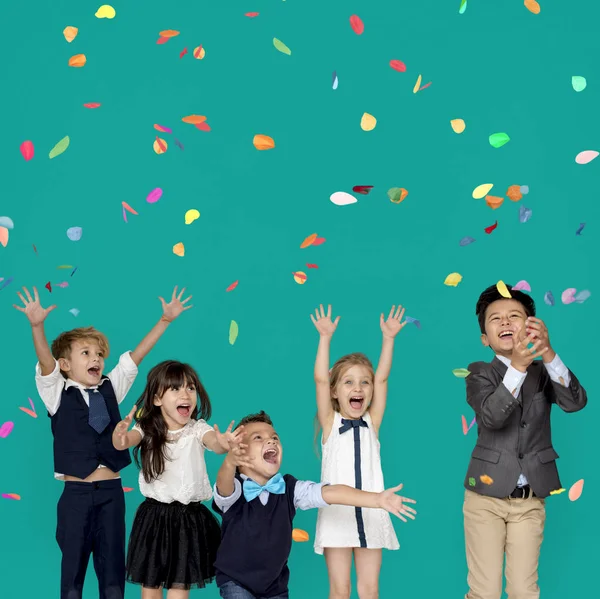 Bambini Festeggiamo con coriandoli — Foto Stock