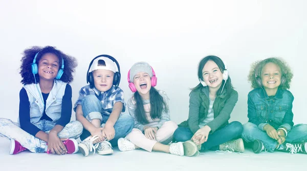 Ομάδα παιδιών στα ακουστικά — Φωτογραφία Αρχείου