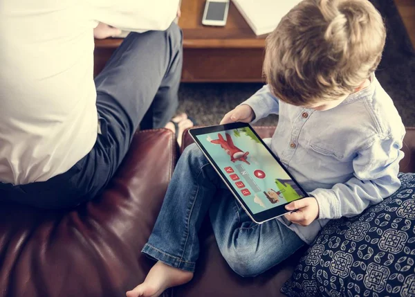 Garçon regarder dessin animé sur tablette — Photo