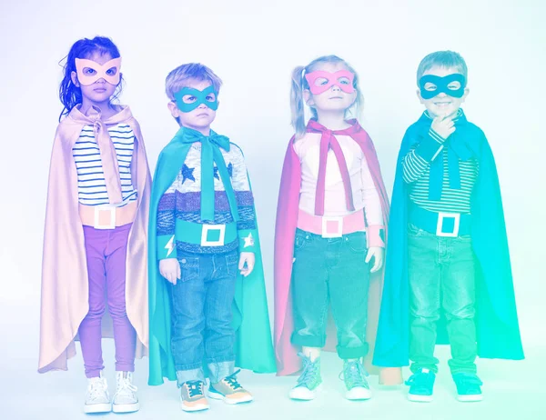 Enfants heureux en costumes de super-héros — Photo