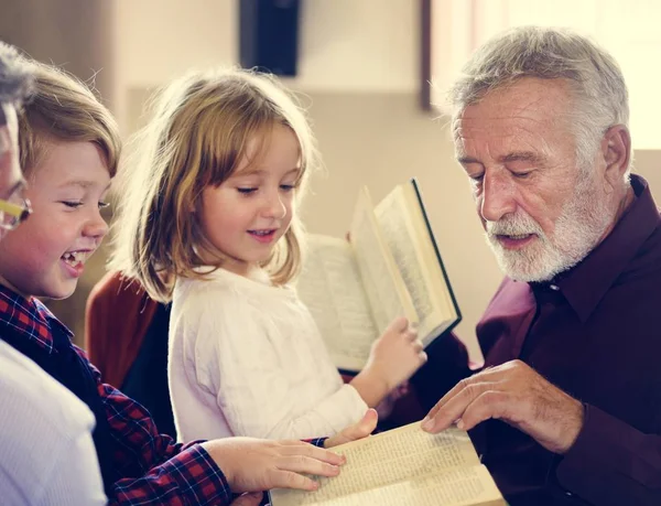 Familie bidden in de kerk — Stockfoto