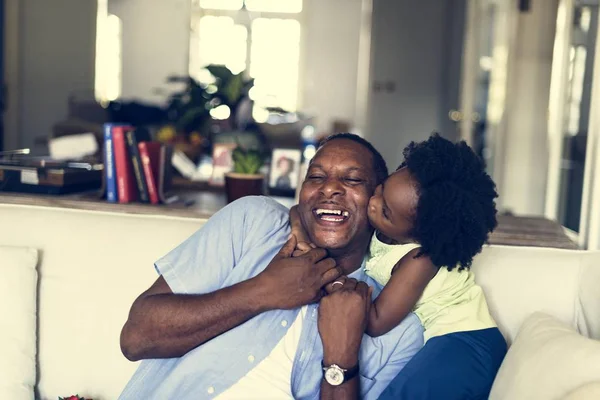 Padre e figlia a casa — Foto Stock