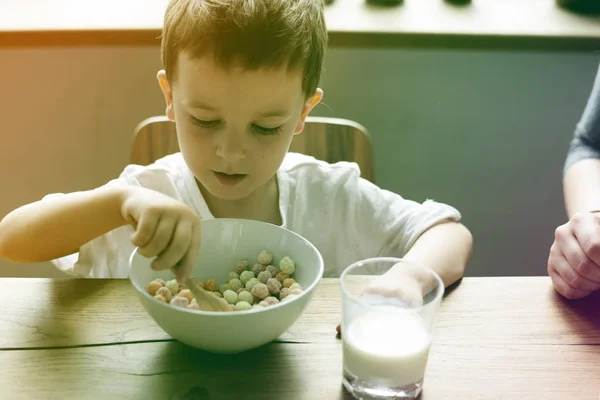 Ragazzino con Ciotola di Cereale — Foto Stock