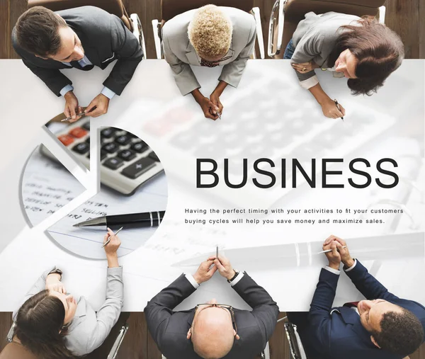 Empresários a trabalhar à mesa — Fotografia de Stock