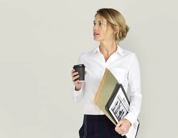 Schöne Geschäftsfrau mit Kaffeebecher — Stockfoto