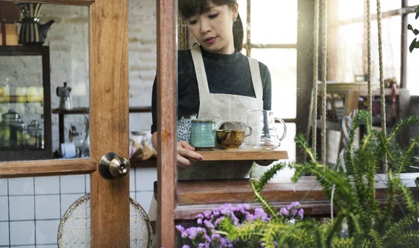 Donna che porta il tè ai clienti — Foto Stock