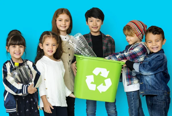 Niños y botellas de plástico en la papelera de reciclaje — Foto de Stock