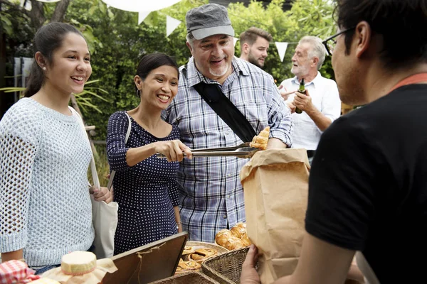 Menschen auf lokalem Food Festival — Stockfoto
