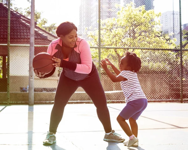 Madre e figlia giocare a basket — Foto Stock