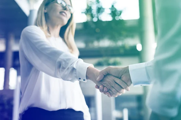 Gente de negocios moviendo las manos — Foto de Stock