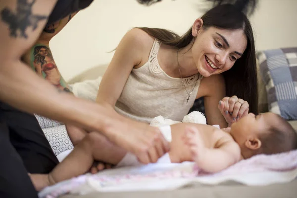 Vater und Mutter kümmern sich um Kind — Stockfoto