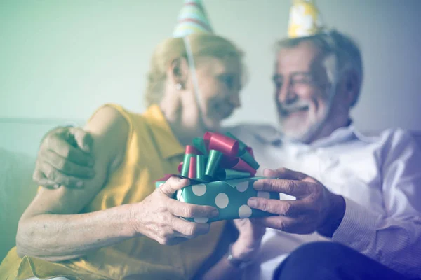 Ouderen vieren hun verjaardag — Stockfoto