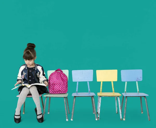 Scuola ragazza lettura libro — Foto Stock