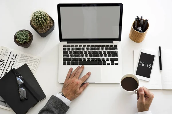 Homem de negócios usando laptop — Fotografia de Stock