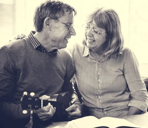 Feliz pareja de ancianos — Foto de Stock