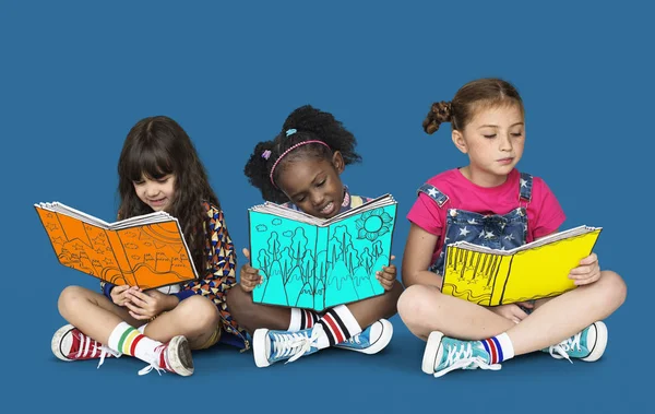 Mignonnes petites filles lisant des livres — Photo