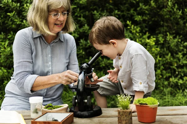 Abuela y nieto con microscopio — Foto de Stock