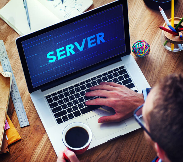 Бизнес-человек с помощью ноутбука