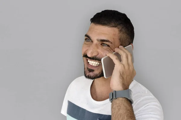 Médio oriental homem falando no smartphone — Fotografia de Stock