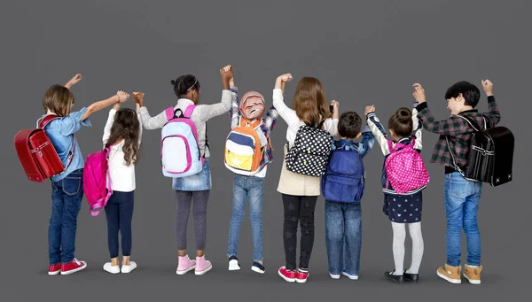 Diversidad de niños con bolsas — Foto de Stock