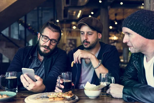 Mężczyźni za pomocą telefonu komórkowego — Zdjęcie stockowe