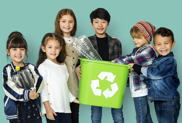 Niños y botellas de plástico en la papelera de reciclaje — Foto de Stock