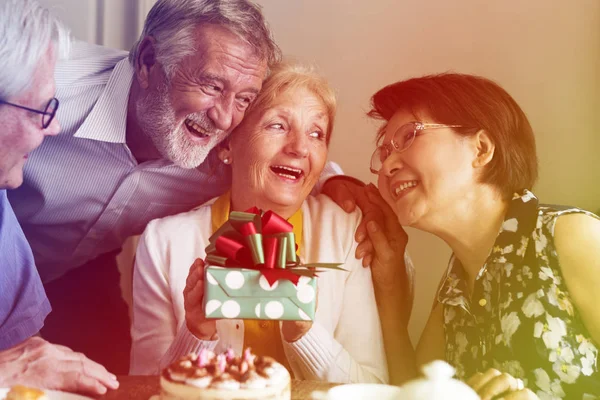 Senior mensen vieren verjaardag — Stockfoto
